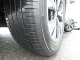 スタイリッシュな切削光沢デザインの純正アルミホイール。タイヤサイズは235/60R18。製造2022年製。劣化がございます。交換もご相談ください。