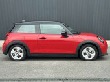【ショールーム】ショールーム内にも車両を展示し、MINI好きなお客様にとって居心地のよい空間づくりを行っております。見学だけでも結構ですので、インターパークでのお買い物がてらぜひご覧にいらしてください。