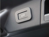 テールゲートには電動開閉機能を採用。ボタン操作だけでスムーズに開閉でき、荷物の積み下ろしもスマートに行えます。SUVならではの使い勝手を高めてくれる便利な装備です。