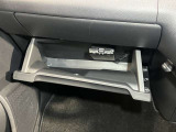 【グローブボックス】容器がせり出してくるバケットタイプ!一目で中身を把握でき、取り出しやすさにも優れます!