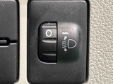 対向車や先行車への配慮が可能。積載物の状況に応じてヘッドライトの照射角度を手動調整できるスイッチ。