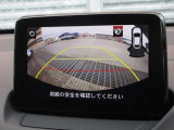 カラーで後方映像をモニターに映し出してくれるので、ショッピングモールのような狭い駐車場であったとしても障害物を見つけ、楽々駐車することができますね。