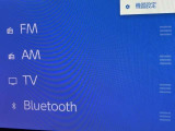 Bluetooth(ブルートゥース)接続機能付き。スマートフォンなどからお気に入りの音楽をワイヤレス再生できます。ドライブがさらに楽しくなりますね。