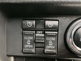 降車時にインパネのスイッチで左右どちらかのドアオープンを予約すれば乗車時にスマートキーを持って予約側からクルマに近づくだけで自動で開きます。買い物等で両手がふさがっているときにはとても便利です♪
