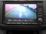 バックカメラの画像です。ガイドラインがスムースな車庫入れをサポートいたします。車庫入れの安心感がアップしますね。