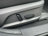 運転席パワーシート完備です。乗り降りもラクラクできますね。