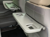 N-BOXの後部座席は跳ね上げることが可能です。高さがあって荷室には積み込みにくい物があったときは是非2列目を活用してください!片方ずつ動かせるので乗せる荷物や人数に合わせてご活用ください