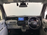 運転席は、大きな座面と包み込むような背もたれがドライバーの身体全体をしっかり支えます。上質なシート素材と座り心地のよいクッションを採用し、長時間の運転やコーナーの多い道も快適です