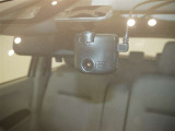 【ドラレコ前】今では車の必需品です。運転中の映像や音声を記録して残します。事故などが起きた場合の証拠になるので、もしもの時に役立ちます。