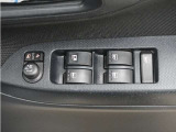 パワーウィンドウを装備しております。運転席側はオート機能付きで、スイッチを奥まで押す・引くことで、窓が自動で全開・全閉します。