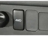 ボタンで4WDの切り替えが可能です