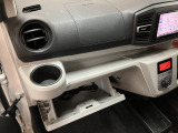 豊富な収納スペースで車内をスッキリお使いいただけますよ♪