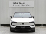 フロントグリルとフロントガラス中央にあるミリ波レーダーカメラで車両、人を検知する機能も搭載されています。