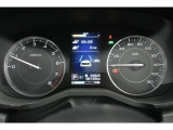 メーター中央にはカラー液晶画面が備えられ、車のインフォメーションを簡単に把握できます。