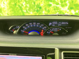 速度や燃料残量など、運転に必要な情報をまとめて確認できるメーター配置です。中央の表示部にも時刻や外気温などが表示され、走行中も視線の移動を抑えて情報を把握できます。