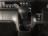 オートマチックシフトレバーは、手になじみ操作しやすい形状で安全運転にもつながります♪