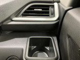 【運転席ドリンクホルダー】使いやすさに配慮したドリンクホルダー