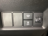 ハンドルの右側にはヘットライトリベライザーとVSA(ABS+TCS+横滑り抑制)の解除スイッチがついています。ヘッドライトリベライザーは道路状況や積荷の加重に応じてライトの高さを調節できます。