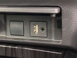 こちらのクルマはUSB接続コネクタも装備されています♪スマホの充電などにお使い下さい。ご旅行中での充電切れも、これなら心配いりませんね!