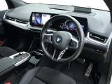 視線の先に自然と情報が集まり必要な操作へスムーズに手が届くBMWならではのコックピット。洗練されたデザインと上質な素材が調和し乗り込んだ瞬間からドライバーの走る歓びを日常に感じる空間です。