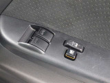 運転席からも操作可能な前席パワーウィンドウが装備されています。