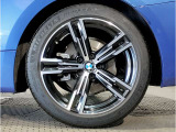 【BMWアロイホイル】軽量かつ強度に拘ったアロイホイル。走行性能ポテンシャルを引き出す設計。車の足元を引き締めてくれる大きなポイントはアロイホイルです。