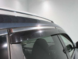 クルマと一体感がある.デザインのプラスチックバイザー 雨の日でも車内の換気ができます。