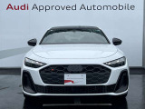 【ブラックStyle】シングルフレームグリルはAudiの象徴的なデザイン要素であり、一目でAudiとわかるスタイル、大きくて迫力のある形状が車のスポーティな印象を強調しており、魅力的なデザインとなっています。