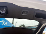 スイッチひとつでリアゲートの開閉が可能なパワーリフトゲートを装備!荷物で手が塞がっている時や小柄な方でも力を使わずスムーズに開閉できます。日常のお買い物から旅行まで利便性を高める快適な装備です。