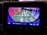バックカメラの画像です。ガイドラインがスムースな車庫入れをサポートいたします。車庫入れの安心感がアップしますね。