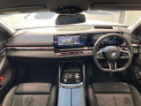 BMWカーブド・ディスプレイが中心の次世代コックピット。スイッチ類を減らし、直感的な操作とクリーンなデザインを実現しています。