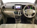 車内は光触媒抗菌消臭施工済です。インパネ周りはスタイリッシュなデザインで機能や装備も充実しています。グローブボックスやカップホルダーのほかにトレーなどたくさんの収納スペースが付いています。