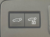 【パワーバックドア】スマートキーや運転席のボタンを押すだけでリアゲートが自動で開閉します!荷物を持っている時や、高い位置にあるバックドアを閉める際に便利な機能です♪