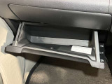 【グローブボックス】容器がせり出してくるバケットタイプ!一目で中身を把握でき、取り出しやすさにも優れます!