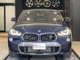 【キドニーグリル】BMWの代名詞。一目見ただけでBMWであると認識できる確固たるアイコンとして存在感を放ちます。キドニーグリルは80年以上続く伝統の形でございます。変わらないこだわりのデザインが、