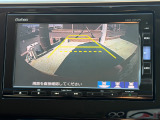 後退時に車両の後ろ側をモニター画面に表示します。車庫入れなどでバックする際に後方確認ができて便利です。車庫入れが苦手な人もこれで安心。
