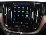 Apple CarPlayやAndroid Autoを利用すれば、スマホを簡単に接続できます。USBポートにケーブルをつなぐだけで、スマホの見慣れたホーム画面と共通するインターフェイスが表示されます。