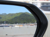 隣車線を走る車両をレーダーで検知し、ドアミラーでは確認しにくい後側方エリアに存在する車両に加え、急接近してくる車両も検知します。車両を検知するとドアミラーに搭載されたLEDインジケーターが点灯します。