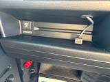 純正ナビ連動用USBと充電用USB付きで便利ですよ♪
