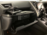 何かと便利なグローブボックス。メンテナンスノートや車検証、ちょっとしたメモと筆記用具等を入れておくとあればもしもの時にも便利ですね。