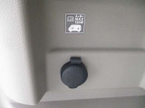 荷室には充電ソケットを装備。アウトドア等で活躍しそうですね。