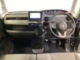 車内は光触媒抗菌消臭施工済です。インパネ周りはスタイリッシュなデザインで機能や装備も充実しています。グローブボックスやカップホルダーのほかにトレーなどたくさんの収納スペースが付いています。