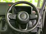 握りやすい形状で、運転中の操作性も良好です。ステッチが施されたスポークが、室内空間に上質な印象を与えます。快適なドライブをサポートします。