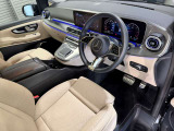 メルセデスのシートは、少し硬めに出来ておりますので、長時間の運転でも疲れにくく、安全にドライビングをお楽しみ頂けます