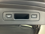 荷物を置いてクルマから離れると自動で閉じる「予約クローズ機能」が付いたパワーテールゲート。