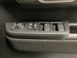電動格納式リモコンドアミラーと、パワーウィンドウマスタースイッチ等は運転席ドアにあります。