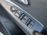 ラクラク操作のパワーウインドウ付きです。運転席はワンタッチオート機能付きです。また、電動格納ドアミラーも装着、狭い駐車スペースなどでの使用時に大変便利です。