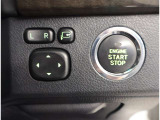 お車のキーはスマートキーです。キーを身につけた状態で車に近づき、ドアロックの解錠や施錠操作が出来ます。雨の日など両手がふさがっている時など、とっても便利ですね。