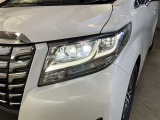 LEDヘッドライトです。デザイン性がよくとても明るいので、夜間の走行や悪天候でも安心です。しかも長寿命!