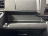 助手席側のインパネは多機能!間口の広くて使いやすいトレイや何かと工具や買い物袋を掛けれる便利なフック付き!